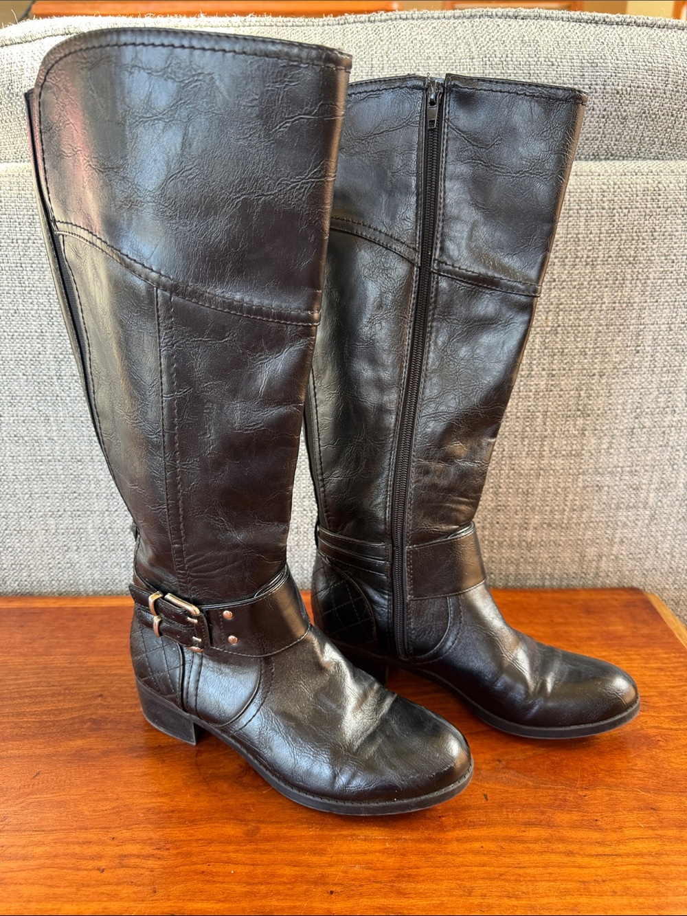 Unisa Classic Women's Knee High Riding Boots Wide Calf Size 6M- Black Strap Zip